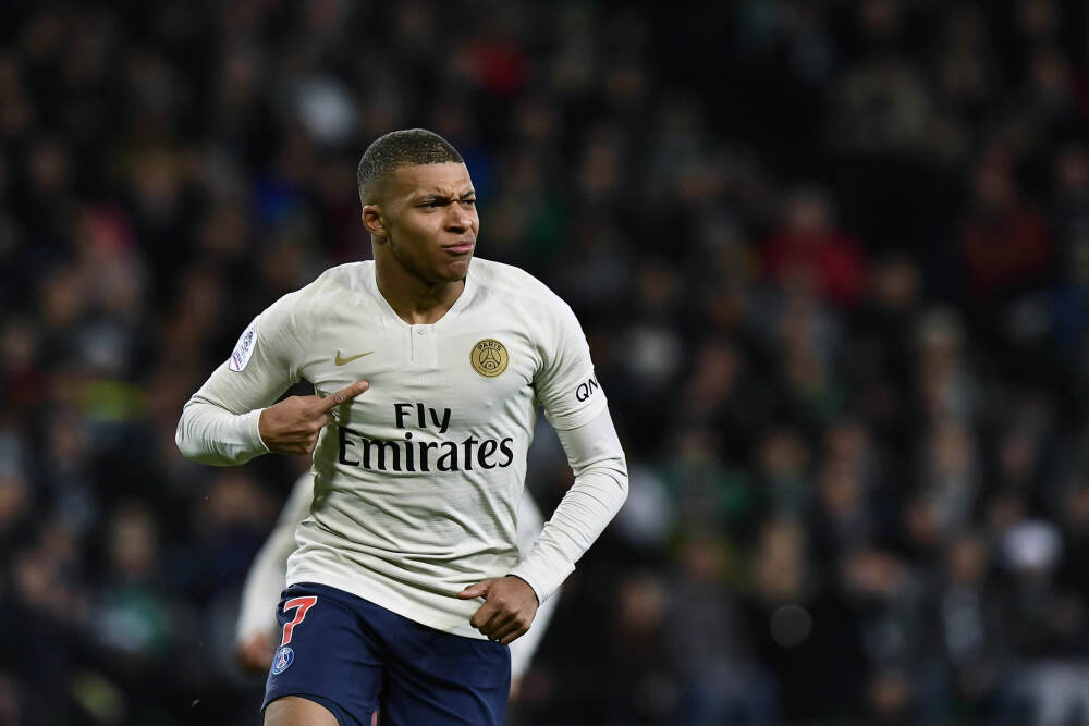 阿克解围时疑似膝盖受伤, 简单治疗后继续坚持比赛